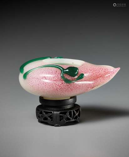 A GREEN AND PINK OVERLAY GLASS ‘PEACH’ BRUSHWASHER, QING DYN...