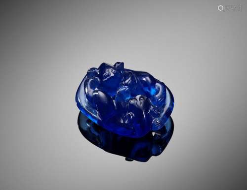 A BLUE PEKING GLASS ‘BADGERS’ PENDANT, QING DYNASTY