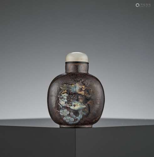 AN OPAL MATRIX ‘LEAPING TIGER’ SNUFF BOTTLE, QING DYNASTY