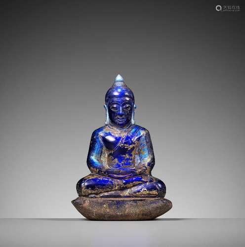 A GILT SAPPHIRE GLASS BUDDHA, THAILAND, AYUTTHAYA, BEFORE 17...