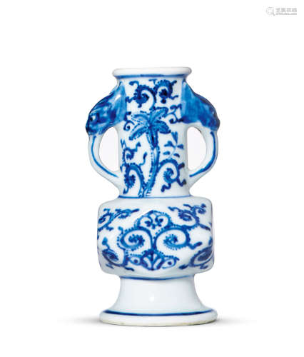 十八世纪 青花花卉纹倭角瓶