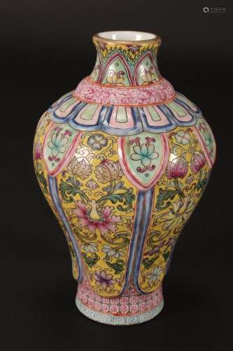 Chinese Porcelain Enamel Vase,