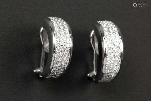 pair of earrings in white gold (18 carat) with ca 2 carat of...