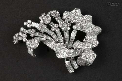 Art Deco period brooch in platinum with ca 6 carat of qualit...