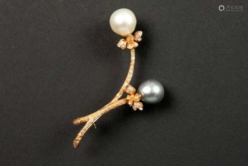 brooch in pink gold (18 carat) with a white and a grey pearl...