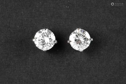 pair of earrings in white gold (18 carat), one with a 0,62 c...