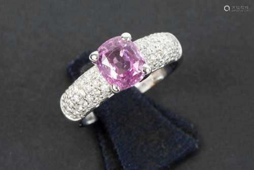 ring in white gold (18 carat) with a ca 2,50 carat round cut...