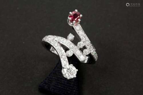 ring in white gold (18 carat) with a ca 0,45 carat ruby, a 0...