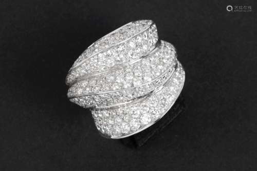 superb ring in white gold (18 carat) with more then 4,30 car...