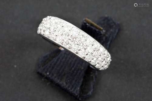 ring in white gold (18 carat) with at least 1,40 carat of ve...