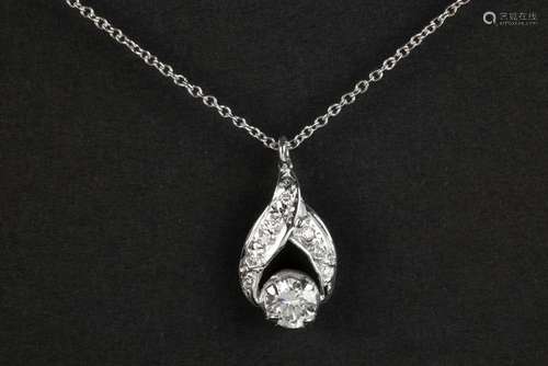 pendant in white gold (18 carat) with a 0,51 carat quality b...