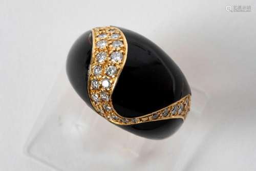 ring in yellow gold (18 carat) with black enamel and ca 0,60...