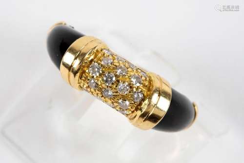 ring in yellow gold (18 carat) with black enamel and ca 0,30...