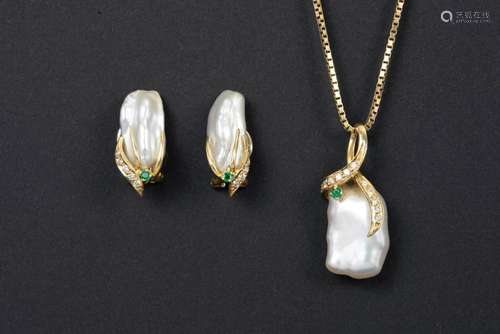 set of a pair of earrings and a pendant in yellow gold (18 c...