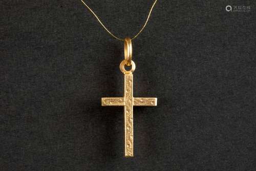 cross-shaped pendant in yellow gold (18 carat)