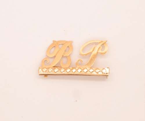 BROCHE AUX INITIALES "BP" EN OR JAUNE<br />
L : 26...