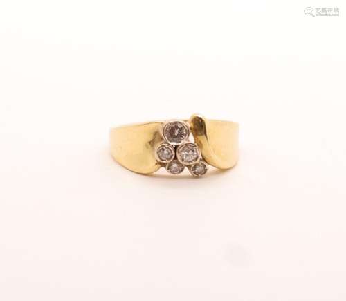 BAGUE EN OR JAUNE AUX 5 DIAMANTS<br />
Monture mouvementée r...