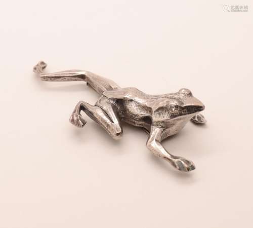 BROCHE "GRENOUILLE" EN ARGENT par DUMONT<br />
Sig...