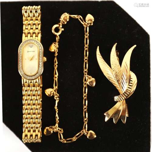 LOT DE BIJOUX FANTAISIE PLAQUÉS OR comprenant<br />
-une mon...