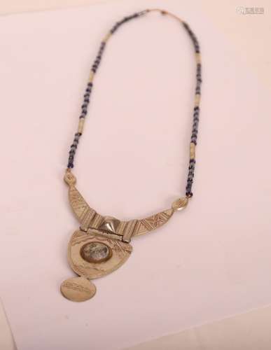 COLLIER EN ARGENT ÉTRANGER ET PERLES BLEUES<br />
Pendentif ...