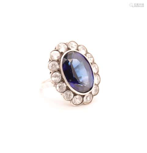 BAGUE ORNÉE D'UNE GROSSE PIERRE BLEUE <br />
Entourage de pi...