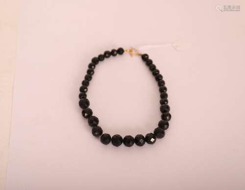 COLLIER À PIERRES NOIRES FACETTÉES<br />
L : 36 cm