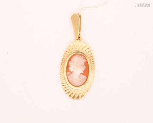 PENDENTIF CAMÉE EN OR JAUNE AU PROFIL DE FEMME<br />
H : 30 ...