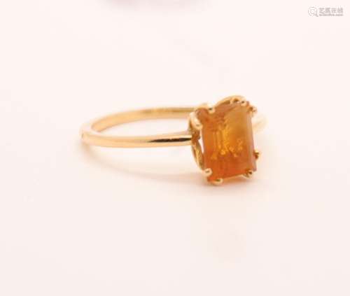 BAGUE EN OR JAUNE À LA PIERRE ORANGE<br />
Tdd : 57/58<br />...