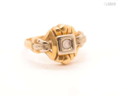 BAGUE AU CARRÉ CENTRAL EN OR JAUNE<br />
Tdd : 54<br />
Pb :...