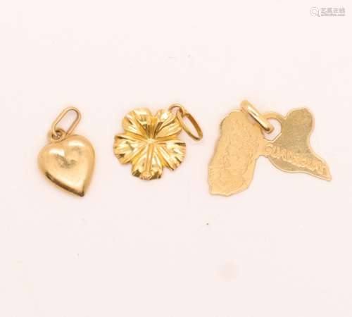 LOT DE TROIS PENDENTIFS EN OR JAUNE<br />
En forme de fleur,...