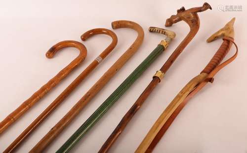 LOT DE 6 CANNES ET BATONS DE MARCHE<br />
3 cannes en bois a...