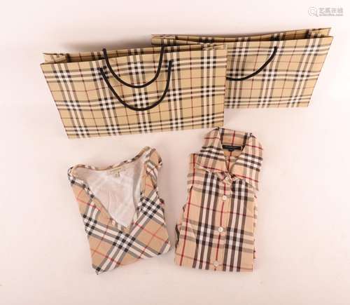 LOT D'UNE CHEMISE TAILLE S ET UN TEESHIRT TAILLE M BURBERRY<...