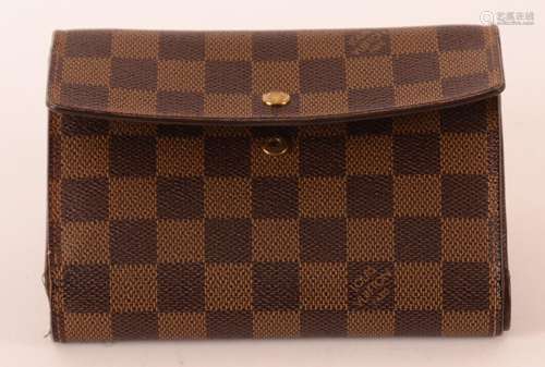 PORTEFEUILLE LOUIS VUITTON<br />
Toile au damier ébène<br />...