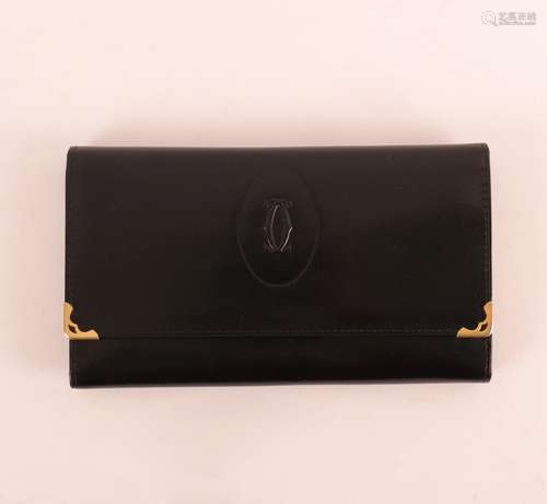 PORTE-FEUILLES CARTIER<br />
Cuir noir, siglé<br />
Très bon...