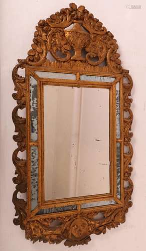 MIROIR À PARECLOSES LOUIS XVI<br />
Bois doré, pourtour et f...