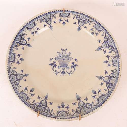 GRAND PLAT EN FAIENCE ÉMAILLÉE, XVIIIe<br />
Nord de la Fran...