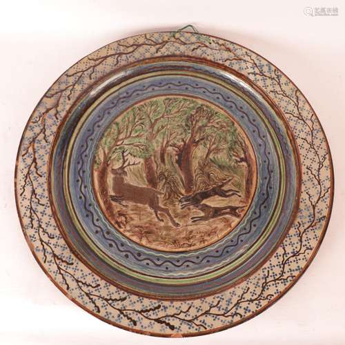 GRAND PLAT "SCÈNE DE CHASSE" EN FAIENCE ÉMAILLÉE, ...