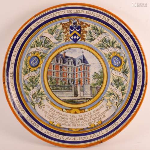 GRAND PLAT EN FAIENCE par SOUPIREAU ET FOURNIER<br />
Décor ...