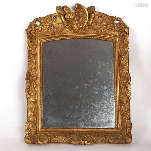 MIROIR EN BOIS SCULPTÉ ET DORÉ LOUIS XV<br />
Époque XVIIIe ...