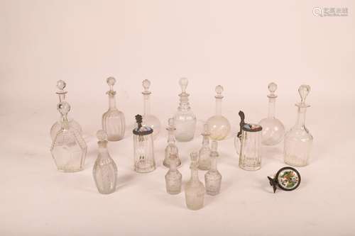 FORT LOT DE CARAFES, FLACONS, CHOPES … <br />
Cristal, couve...