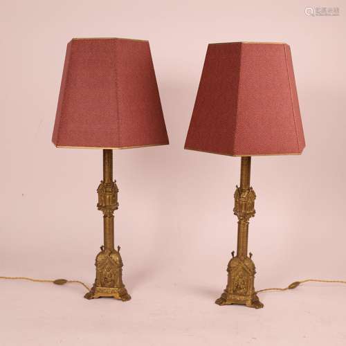 PAIRE DE LAMPES NÉOGOTHIQUES<br />
Fût tripode en laiton dor...