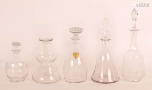 BEL ENSEMBLE DE 5 CARAFES DE FORMES DIFFÉRENTES<br />
Décors...