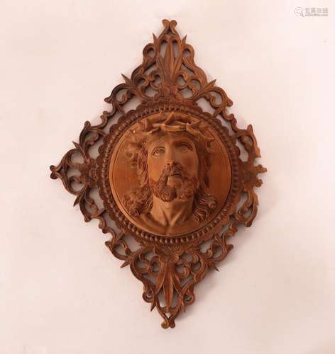 TÊTE DE CHRIST EN BOIS SCULPTÉ <br />
Dans un encadrement aj...