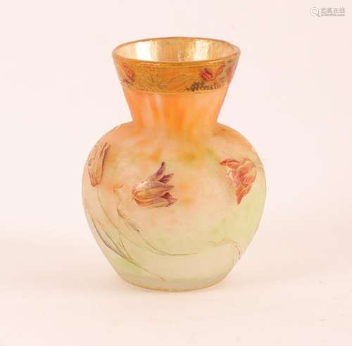 DAUM NANCY "TULIPES"<br />
Élégant vase en verre m...