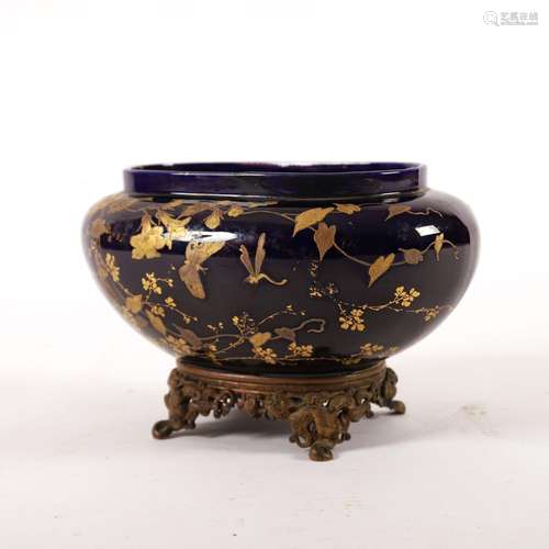 COUPE EN FAIENCE BLEUE RÉHAUSSÉE D'OR<br />
Décor de papillo...