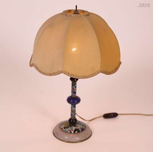 LAMPE AU PIED EN ÉMAIL CLOISONNÉ À DÉCOR DE FLEURS<br />
H :...