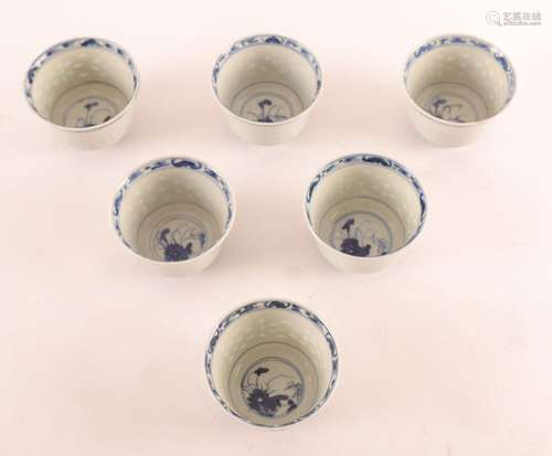 SUITE DE 6 SORBETS EN PORCELAINE BLEU BLANC, XIXe/XXe<br />
...