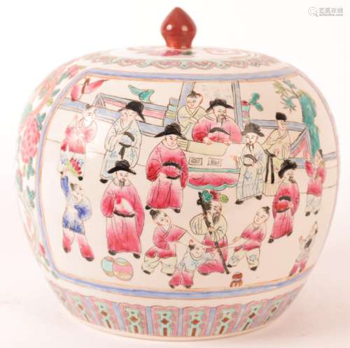 VASE COUVERT BOULE EN PORCELAINE DE CHINE<br />
Décor de scè...