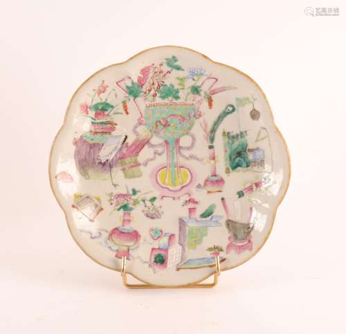 COUPE POLYLOBÉE À TALON EN PORCELAINE DE CHINE, XIXe <br />
...