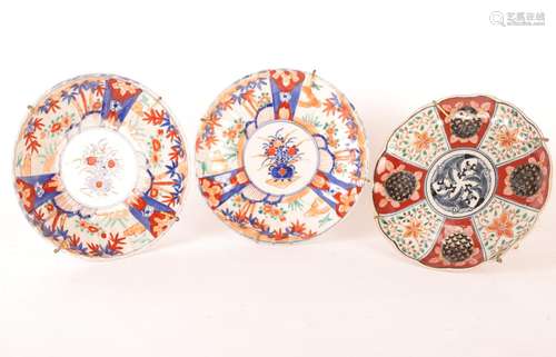 ENSEMBLE DE TROIS ASSIETTES IMARI DONT UNE PAIRE<br />
Décor...